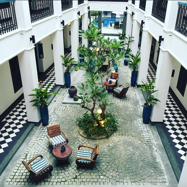 Đây có lẽ là đặc điểm nhận dạng dễ nhất của Maison Vy (@pinkeely)