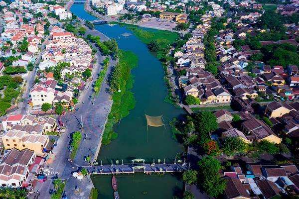 So với mạn đường Bạch Đằng, qua cầu An Hội sang bên kia sông, mạn đường Nguyễn Phúc Chu, không gian có phần rộng rãi, thoáng mát hơn. Đây là nơi thường diễn ra các lễ hội, trò chơi hoặc triển lãm nhờ khoảng sân rộng.