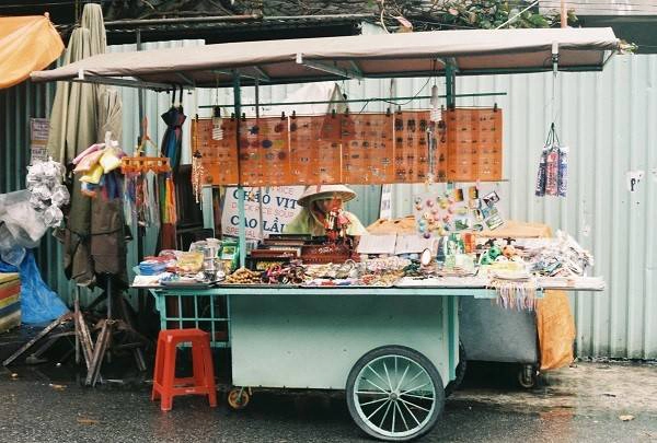 Hội An được người ta yêu thích không bởi sự tấp nập ngược xuôi hay sự xa hoa sang trọng. Điều khiến nơi đây cuốn hút nằm ở chính sự thân thuộc, cổ kính khiến người ta thấy lòng mình bình yên.