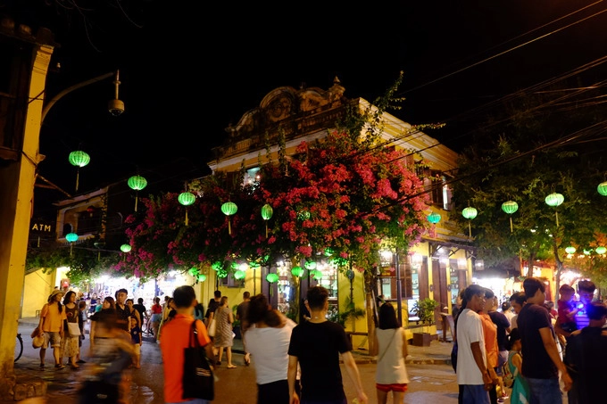 Thời gian này phố Hội về đêm nhộn nhịp hơn khi du khách đi nghỉ hè tăng lên. Cuối tuần lượng khách đổ về đây nhiều khiến các con đường trung tâm chỉ có thể đi bộ, rất khó để đạp xe. Thời gian này phố Hội về đêm nhộn nhịp hơn khi du khách đi nghỉ hè tăng lên. Cuối tuần lượng khách đổ về đây nhiều khiến các con đường trung tâm chỉ có thể đi bộ, rất khó để đạp xe.