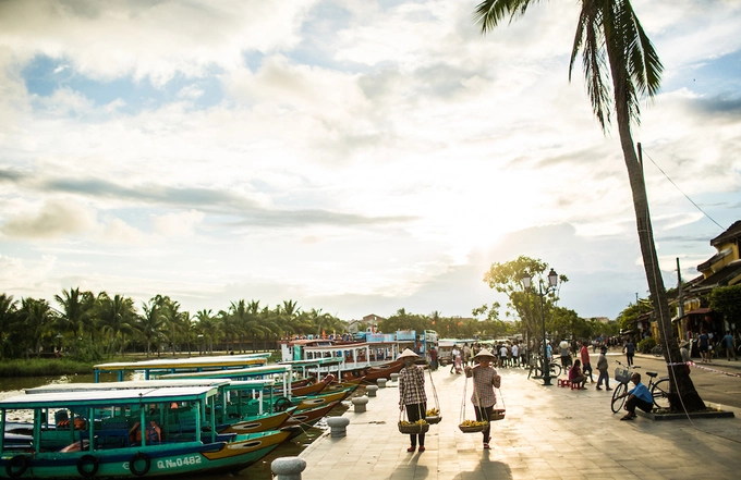 Bằng vốn tiếng Việt của mình, Christian dễ dàng nói chuyện với người dân địa phương. Đây cũng là cách anh tạo cảm xúc cho những bức ảnh.