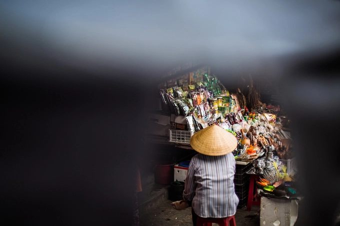 Một hàng tạp hóa vỉa hè.