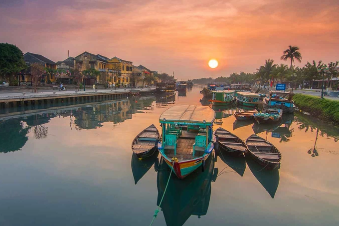 Hội An, Việt Nam Thứ hạng của Hội An trong danh sách điểm đến lãng mạn vẫn duy trì từ năm ngoái, 9 trên 13. Đô thị cổ này được UNESCO công nhận là Di sản văn hóa thế giới năm 1999, với nhiều điểm tham quan như Chùa Cầu, bến thuyền sông Hoài, chợ Hội An, nhà cổ Tấn Ký hay hội quán Triều Châu. Ngồi trên con thuyền nhỏ lướt êm đềm qua những dãy phố, làng nghề hai bên bờ sông là một trải nghiệm thú vị cho các đôi. Năm 2019, phố cổ Hội An được tạp chí Travel and Leisure bình chọn là thành phố du lịch tốt nhất thế giới. Ảnh: Travelmassive.