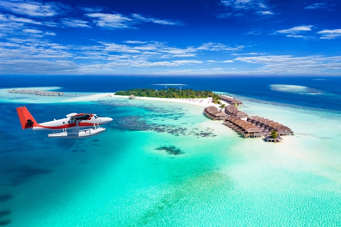 Maldives  Luôn ở top đầu những điểm đến lãng mạn nhất thế giới, quốc gia giữa Ấn Độ Dương sở hữu 26 đảo san hô tự nhiên với bãi biển cát trắng, làn nước xanh trong và khí hậu nắng ấm quanh năm. Tại đây có hơn 100 khu nghỉ dưỡng, hầu hết vận chuyển du khách bằng tàu cao tốc hoặc thuỷ phi cơ. Ảnh: Sven Hansche.