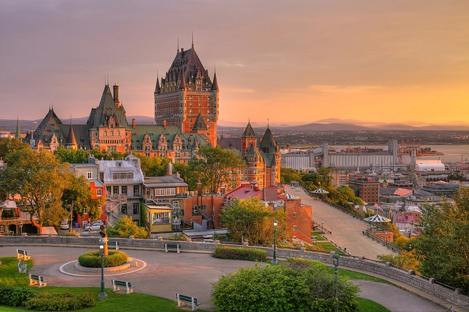 Quebec, Canada Đầu năm là lúc phù hợp nhất để trải nghiệm “thủ đô mùa đông”. Những cặp tình nhân tay trong tay, tản bộ qua các căn nhà cổ. Carnival mùa đông là lễ hội được mong chờ trong tháng 2, với các cuộc diễu hành, điêu khắc tuyết và hàng loạt nhà hàng trăm tuổi ấm cúng phục vụ những bữa tiệc cổ điển. Ảnh: Mervas.