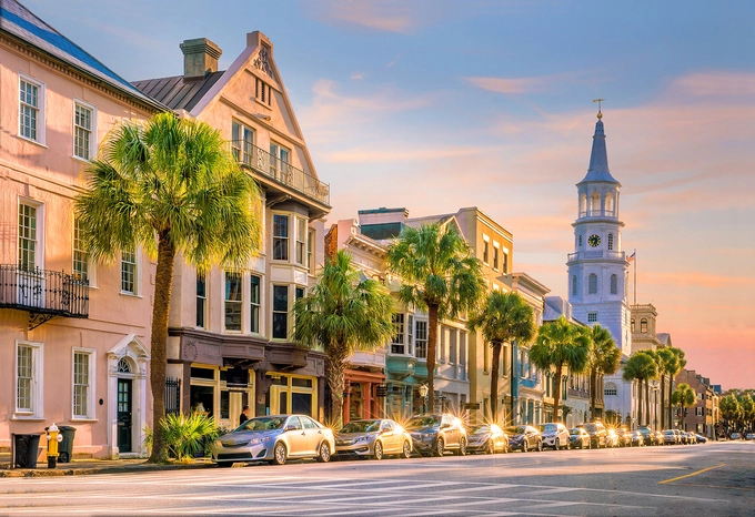 Charleston, South Carolina, Mỹ Bề dày lịch sử cùng ẩm thực ngon là lý do khiến nhiều du khách chọn Charleston làm điểm đến yêu thích. Những con đường lát đá cuội, bữa tối bên bờ biển và xe ngựa đi qua những tòa nhà có lịch sử lâu đời mang đến trải nghiệm khó phai. Các đôi có thể hẹn hò bên cây sồi 400 tuổi trên đảo Johns vào buổi chiều trước khi cùng nhau ngắm trăng. Ảnh: Shutterstock.