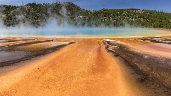 Vườn quốc gia Yellowstone, Mỹ  Đây là nơi có đến một nửa số hồ nước nóng tự nhiên của thế giới, là nhà của rất nhiều loài động vật hoang dã quý hiếm như gấu xám Bắc Mỹ, chó sói và bò rừng. Vườn quốc gia Yellowstone đang chịu ảnh hưởng từ hiện tượng trái đất nóng lên khi mùa đông ngắn dần và ít tuyết hơn, nước sông ấm, các hồ nước thu hẹp và mùa cháy rừng kéo dài hơn.