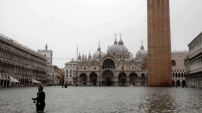 Venice, Italy  Thành phố có đến 118 hòn đảo lớn nhỏ này đang bị đe dọa trầm trọng vì ngập lụt trong các đợt bão cũng như thủy triều dâng. Mực nước biển tại đây đã dâng lên 30 cm từ năm 1897, theo báo cáo của UNEP/UNESCO.