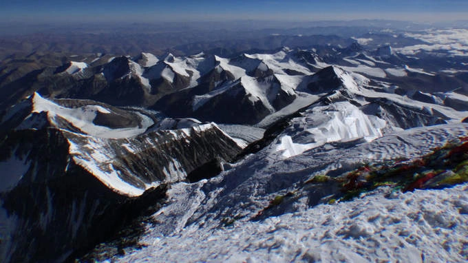 Đỉnh Everest, Nepal  Vườn quốc gia Sagarmatha, Nepal, nơi có một phần đỉnh Everest, đang chịu tác động của nhiệt độ tăng khiến các dòng sông băng thu hẹp dần. Điều này gây bất ổn tới các sườn núi xung quanh và dẫn tới thảm họa lở đất.