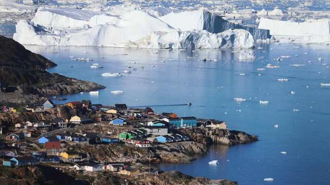 Vịnh băng Ilulissat, Greenland  Ở Ilulissat, du khách có thể nhìn thấy những tảng băng trôi từ dòng sông Kujalleq rồi chảy qua vịnh hẹp. Chính phủ Greenland thậm chí còn quảng cáo nơi này là điểm “phải đến trước khi quá muộn”.