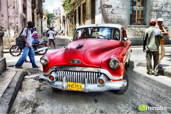 12. Havana, Cuba  Khám phá các đường phố của Havana cũng giống như bạn bước trở lại thời kỳ của nhiều thập kỷ trở về trước, bởi sự tấp nập của những chiếc xe cổ và các tòa nhà in dấu thời gian.