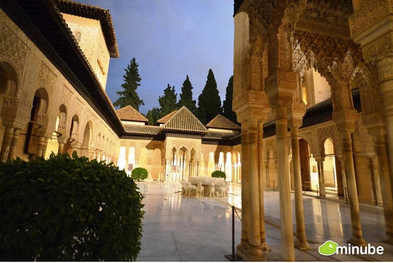 18. Granada, Tây Ban Nha  Thành phố Granada với vẻ đẹp của những con đường lát đá sỏi và những tòa nhà độc đáo, khiến nơi đây luôn có sức hút khó cưỡng.