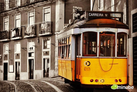  23. Lisbon, Bồ Đào Nha  Lisbon là một địa điểm du lịch mà bạn có thể tìm thấy tất cả vẻ đẹp của: Biển, mặt trời, ánh nắng và những con phố nhiều màu sắc.