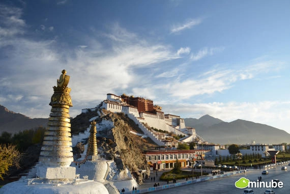  4. Lhasa, Trung Quốc Lhasa là trung tâm tâm linh của Phật giáo Tây Tạng và dãy Himalaya, với các tu viện và cung điện hoành tráng được xây dựng trên những địa hình hiểm trở, khiến cho Lhasa trở thành một trong những điểm đến khó quên nhất trên Trái đất.