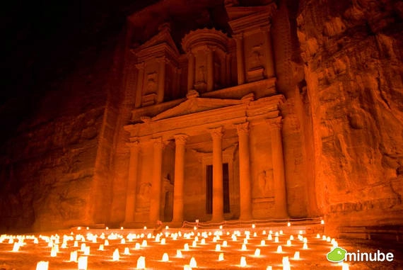 8. Petra, Jordan  Trong tất cả các thành phố cổ đại lớn nhất thế giới, Petra luôn chiếm một thứ hạng đặc biệt bởi dấu ấn riêng của mình. Thành phố nằm trong sa mạc này, gây ấn tượng mạnh với du khách bởi những tòa nhà hoành tráng nằm sát vào vách núi đá.