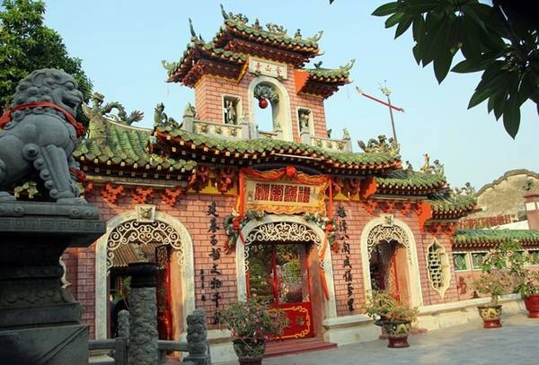 Chùa Cầu, dãy nhà cổ hai tầng quay lưng phía bến sông Hoài, Hội quán Quảng Ðông, Phúc Kiến... trầm mặc đứng đó như để cân bằng với vẻ tấp nập của dòng người qua lại trên phố. 