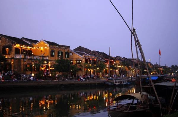 Buổi tối, ánh sáng tự nhiên giảm dần, nhường cho vẻ lấp lánh của triệu chiếc đèn lồng treo lơ lửng, phảng phất dấu ấn của thời gian xưa cũ.
