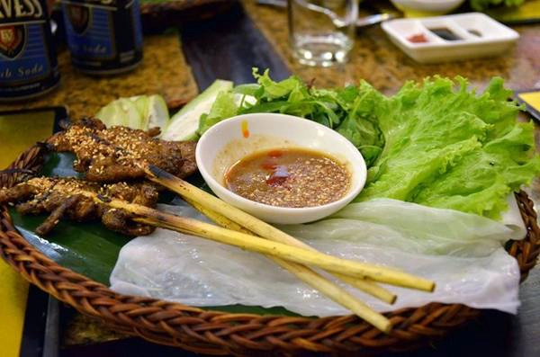 Trong bầu không khí cổ tích đó, bạn hãy đánh thức chính mình bằng việc nếm một vài món ăn phong vị xứ Quảng như bánh bo, bánh vạc, cao lầu, bánh ướt thịt nướng tại các nhà hàng còn giữ nguyên hình ảnh đầu thế kỷ hoặc ngay trên hè phố.