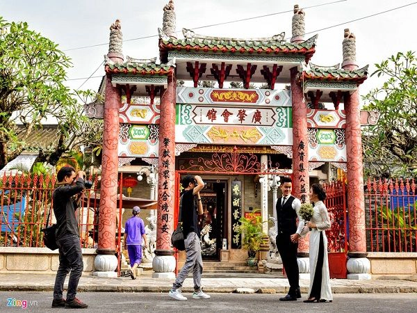 Hội quán Quảng Đông (còn gọi là Hội quán Quảng Triệu) nằm trên đường Trần Phú là một trong những di tích nổi tiếng của phố cổ Hội An hấp dẫn du khách. Giới trẻ khắp nơi trong cả nước về đây chọn bối cảnh Hội quán này để chụp bộ ảnh cưới lưu lại khoảnh khắc tình yêu, hạnh phúc của đời mình.