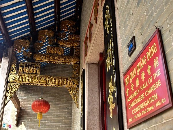 Hội quán được thiết kế có kiến trúc hình chữ quốc trên một nền đất rộng và cao. Sau cổng tam quan là nhà tiền điện khá quy mô với các mảng tường được lắp dựng bằng đá