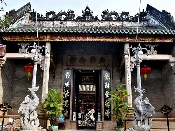 Gian trước của Hội quán được lợp mái ngói âm dương, trên đỉnh chạm khắc biểu tượng hình rồng "Lưỡng long tranh châu" thể hiện quyền uy, sức mạnh. Từ thế kỷ 15 đến 19, Hội An là một trong những thương cảng sầm uất của Việt Nam. Đây là một trong những thành phố đầu tiên thu hút những Hoa kiều đến định cư tại Việt Nam. Theo chân họ là những hội quán mọc lên để làm nơi hội họp, tập trung giao thương.