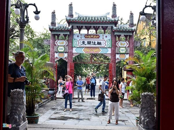 Quanh năm, công trình có kiến trúc độc đáo này luôn tấp nập du khách. So với nhiều công trình khác ở Hội An, nghệ thuật sử dụng hài hòa các chất liệu gỗ, đá trong kết cấu chịu lực và họa tiết trang trí công phu mang lại cho Hội quán Quảng Đông nét độc đáo riêng.