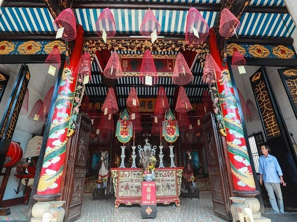 Khu vực chính điện rộng lớn, khoáng đãng với hệ cột kèo đồ sộ được liên kết từ các chồng rường vững chắc.