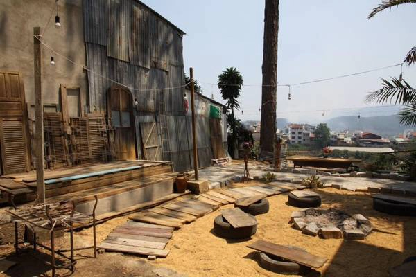 Tại Homefarm có chỗ ngồi lý tưởng cho cả nhóm ăn bánh, uống cafe tối tối với tầm nhìn bao đẹp giữa rừng thông. Tại Homefarm có chỗ ngồi lý tưởng cho cả nhóm ăn bánh, uống cafe tối tối với tầm nhìn bao đẹp giữa rừng thông.