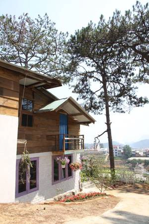 Đến với HomeFarm, ngoài khung cảnh tuyệt đẹp của núi đồi Tây Nguyên thì bạn còn thích mê với không gian nhẹ nhàng, ấm cúng của ngôi nhà nhỏ xinh xắn - nơi để bạn nghỉ ngơi và tận hưởng một chuyến khám phá Đà Lạt khác lạ. Đến với HomeFarm, ngoài khung cảnh tuyệt đẹp của núi đồi Tây Nguyên thì bạn còn thích mê với không gian nhẹ nhàng, ấm cúng của ngôi nhà nhỏ xinh xắn - nơi để bạn nghỉ ngơi và tận hưởng một chuyến khám phá Đà Lạt khác lạ.
