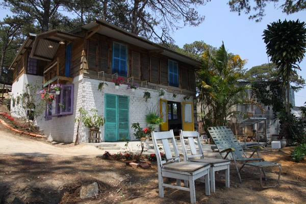 Tách biệt khỏi phố xá ồn ào, HomeFarm trả lại cho bạn một bầu không khí trong lành, bình yên với một căn nhà gỗ vừa "bụi" vừa "cổ kính" Tách biệt khỏi phố xá ồn ào, HomeFarm trả lại cho bạn một bầu không khí trong lành, bình yên với một căn nhà gỗ vừa "bụi" vừa "cổ kính"