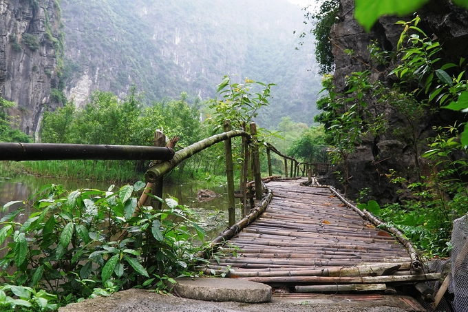 Lối vào khu nghỉ là một cây cầu dài làm bằng tre nứa. Đây cũng là vật liệu chủ yếu để xây các căn bungalow. Quản lý homestay cho biết, họ mất hơn một năm để hoàn thành các hạng mục.