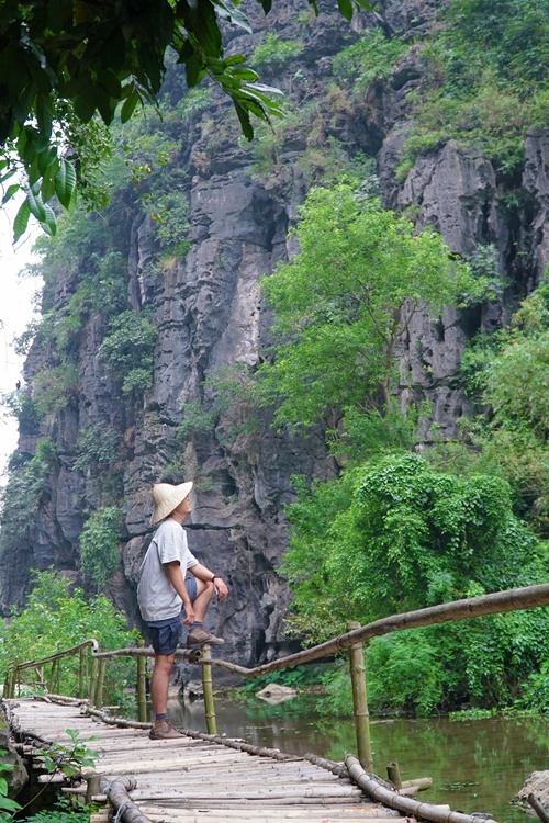 Không chỉ là điểm lưu trú, nơi này còn thu hút nhiều du khách có sở thích chụp ảnh. Ngoài ra, homestay nằm sát bên Hang Múa - "Vạn Lý Trường Thành" phiên bản 500 bậc nổi tiếng ở Ninh Bình. Bạn có thể dễ dàng sắp xếp lịch trình kham phá thêm Tam Cốc, Bích Động.