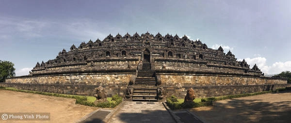 Được xây dựng vào thế kỷ 8-9 dưới triều đại Sailendra, Borobudur tọa lạc ở trung tâm đảo Java, Indonesia. Dù công trình xây dựng theo lối kiến trúc Phật giáo Java kết hợp nghệ thuật Gupta có nguồn gốc từ văn hóa Ấn Độ, ngôi đền vẫn có đầy đủ yếu tố bản địa mang đậm dấu ấn riêng của đất nước Indonesia. Được xây dựng vào thế kỷ 8-9 dưới triều đại Sailendra, Borobudur tọa lạc ở trung tâm đảo Java, Indonesia. Dù công trình xây dựng theo lối kiến trúc Phật giáo Java kết hợp nghệ thuật Gupta có nguồn gốc từ văn hóa Ấn Độ, ngôi đền vẫn có đầy đủ yếu tố bản địa mang đậm dấu ấn riêng của đất nước Indonesia.