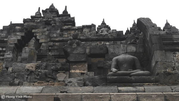 Những dấu tích cho thấy ngôi đền bị bỏ hoang hàng thế kỷ trước khi Hồi giáo tới Indonesia. Suốt thời gian đó, nó được bao phủ bởi rừng rậm và tro tàn từ các lần phun trào của núi lửa Merapi. Năm 1814, Sir Thomas Raffles đã phát hiện ra ngôi đền và kể từ đó, đền liên tục được khôi phục và bảo vệ. Dự án khôi phục lớn nhất được thực hiện vào năm 1980 bởi chính phủ Indonesia và sự hỗ trợ của UNESCO. Những dấu tích cho thấy ngôi đền bị bỏ hoang hàng thế kỷ trước khi Hồi giáo tới Indonesia. Suốt thời gian đó, nó được bao phủ bởi rừng rậm và tro tàn từ các lần phun trào của núi lửa Merapi. Năm 1814, Sir Thomas Raffles đã phát hiện ra ngôi đền và kể từ đó, đền liên tục được khôi phục và bảo vệ. Dự án khôi phục lớn nhất được thực hiện vào năm 1980 bởi chính phủ Indonesia và sự hỗ trợ của UNESCO.