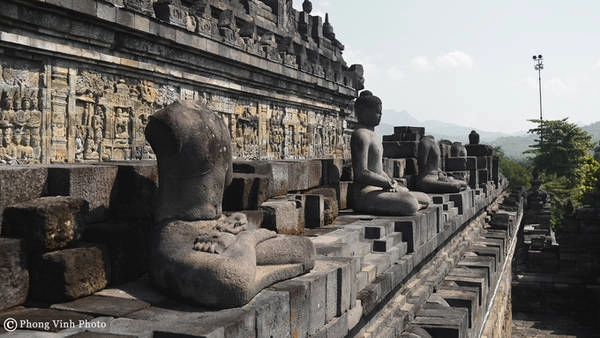 Nhiều người kể rằng lý do các pho tượng Phật bị mất đầu là một nhóm người địa phương đã đánh cắp và bán cho các thương lái đến từ Hà Lan, Ấn Độ và Trung Quốc. Hiện nay, có hơn 50 bức tượng Phật bị mất đầu. Nhiều người kể rằng lý do các pho tượng Phật bị mất đầu là một nhóm người địa phương đã đánh cắp và bán cho các thương lái đến từ Hà Lan, Ấn Độ và Trung Quốc. Hiện nay, có hơn 50 bức tượng Phật bị mất đầu.