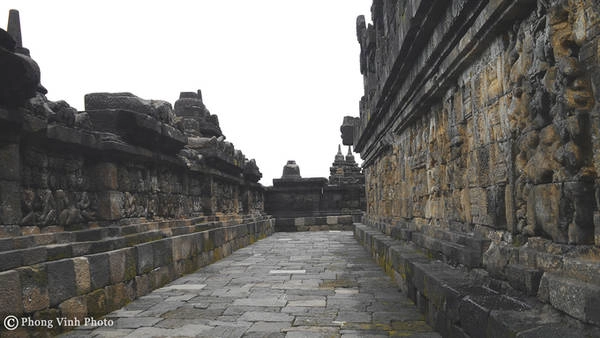 Những mảng tường rêu phong minh chứng cho sự bào mòn của thời gian nhưng Borobudur vẫn tồn tại hùng vĩ và huyền bí. Một điều thú vị khác là dù thời tiết có nắng nóng nhưng những bức tường đá bên trong đền vẫn mát lạnh. Những mảng tường rêu phong minh chứng cho sự bào mòn của thời gian nhưng Borobudur vẫn tồn tại hùng vĩ và huyền bí. Một điều thú vị khác là dù thời tiết có nắng nóng nhưng những bức tường đá bên trong đền vẫn mát lạnh.