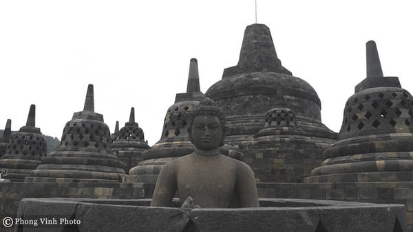 Mỗi năm có hàng triệu tín đồ Phật giáo và khách du lịch hành hương về Borobudur. Hành trình dành hành hương bắt đầu từ dưới chân đền, du khách sẽ đi theo một con đường xung quanh và từ từ đi lên đỉnh cao nhất qua ba tầng. Người ta tin rằng, nếu bạn có thể chạm tay đến chân của bức tượng Phật bên trong tháp chuông trên tầng cao nhất, thì mọi ước muốn của bạn sẽ trở thành hiện thực. Mỗi năm có hàng triệu tín đồ Phật giáo và khách du lịch hành hương về Borobudur. Hành trình dành hành hương bắt đầu từ dưới chân đền, du khách sẽ đi theo một con đường xung quanh và từ từ đi lên đỉnh cao nhất qua ba tầng. Người ta tin rằng, nếu bạn có thể chạm tay đến chân của bức tượng Phật bên trong tháp chuông trên tầng cao nhất, thì mọi ước muốn của bạn sẽ trở thành hiện thực.