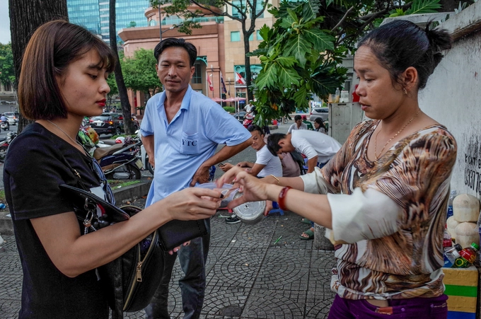 "Có tháng, việc bán thức ăn cho chim rất thuận lợi, còn những tháng mưa gió, buôn bán ế ẩm. Thành thử chi phí bù trừ nhau vì suốt 365 ngày, chúng tôi đều phải theo dõi, thay nhau cho chim ăn uống đầy đủ", chị Thanh chia sẻ. "Có tháng, việc bán thức ăn cho chim rất thuận lợi, còn những tháng mưa gió, buôn bán ế ẩm. Thành thử chi phí bù trừ nhau vì suốt 365 ngày, chúng tôi đều phải theo dõi, thay nhau cho chim ăn uống đầy đủ", chị Thanh chia sẻ.
