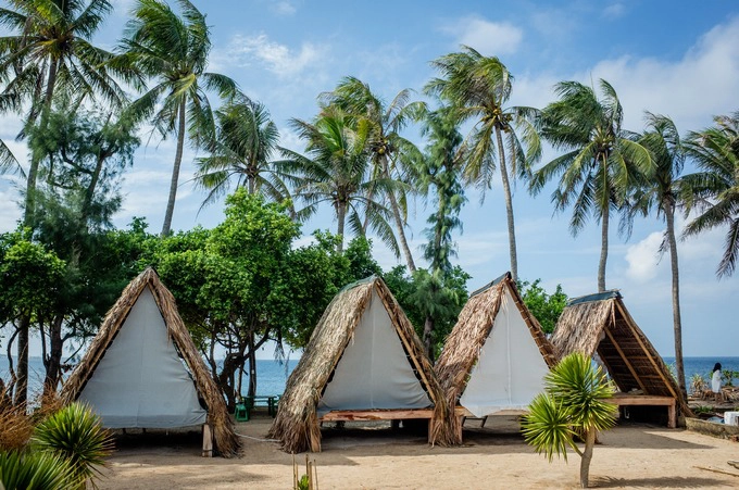 Ba năm trở lại đây, người dân trên đảo bắt đầu làm du lịch với những homestay, nhà nghỉ dân dã, có kiến trúc hài hoà với khung cảnh thiên nhiên.