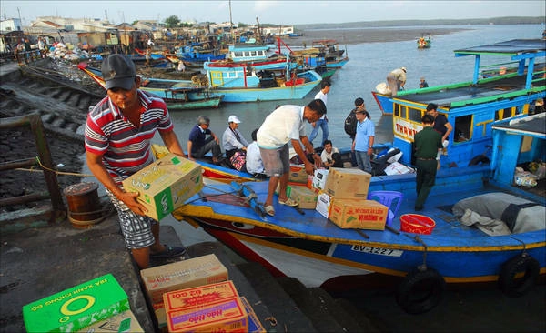 Giờ tàu chạy từ đất liền ra đảo là 6h30, 9h00, 10h30, 12h, 14h, 17h, còn từ đảo về đất liền là 6h30, 7h30, 10h30, 12h, 14h, 17h. Vào thứ 7 và chủ nhật, tàu có thể chạy sớm hơn giờ quy định khi đò đã đủ khách. Đảo có khoảng hơn 1.000 hộ dân, chủ yếu làm nghề khai thác, đánh bắt, nuôi trồng thủy sản và làm muối. Ảnh: Lê Mạnh Linh.