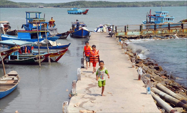 Đến với Thạnh An, du khách sẽ tạm quên đi những nỗi lo thường nhật khi hòa mình vào cuộc sống giản dị, mộc mạc nơi làng chài ven biển. Hiện nay nhiều nhà nghỉ, homestay và các dịch vụ khác đã phát triển để phục vụ nhu cầu đến nghỉ ngơi, khám phá. Ảnh: Lê Mạnh Linh.