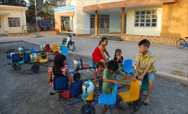 Trẻ em Thạnh An vui chơi, cười nói hồn nhiên tại Trung tâm văn hóa thể dục thể thao xã. Tuy diện tích nhỏ nhưng dân cư ở đây khá đông đúc. Ảnh: Lê Mạnh Linh.