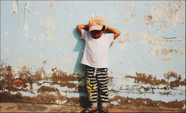 Hòn đảo hoang sơ bên lề thành phố nhộn nhịp níu bước chân du khách nhờ những khoảng khắc bình yên và gần gũi đến lạ. Cậu bé vùng đảo xa bẽn lẽn và tò mò khi gặp du khách. Ảnh: Thi Nguyễn.