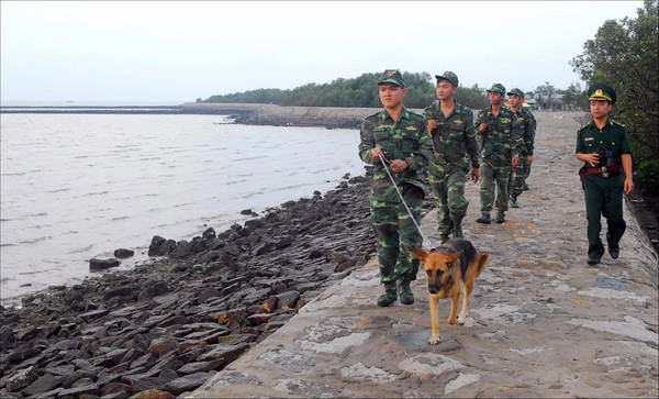 Các chiến sĩ đồn biên phòng xã đảo Thạnh An đang triển khai tuần tra đảm bảo an ninh biên giới vùng biển. Ảnh: Lê Mạnh Linh.