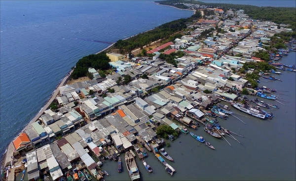 Trên đảo không có nhiều điểm tham quan, nhưng bạn nên tới đảo trước hoàng hôn, ở lại một đêm, chiều hôm sau về để trải nghiệm cuộc sống bình yên trên đảo. Cuộc thi ảnh "Dấu ấn Việt Nam" sẽ nhận bài dự thi đến hết ngày 28/8, kết quả sẽ được công bố từ 2/9 đến 5/9. Mời bạn gửi ảnh tham gia tại đây. Ảnh: Lê Mạnh Linh.