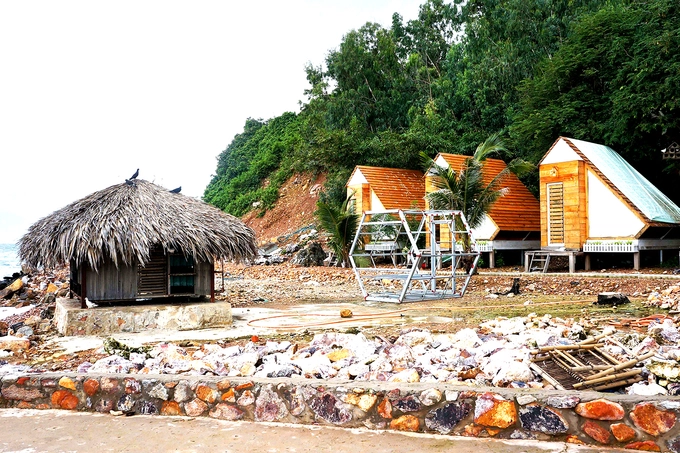 Người thích các hoạt động ngoài trời có thể đi dạo quanh đảo để ngắm biển và các hòn đảo xung quanh. Từ Nam Du, du khách di chuyển khám phá các đảo Hòn Ngang, Hai Bờ Đập… đều bằng tàu. Giá khoảng 150.000 đồng, đi theo nhóm sẽ tiết kiệm được chi phí hơn. Bãi Nồm, Đá Đen và Đá Trắng có khung cảnh thơ mộng là nơi bạn cũng nên ghé thăm. Người thích các hoạt động ngoài trời có thể đi dạo quanh đảo để ngắm biển và các hòn đảo xung quanh. Từ Nam Du, du khách di chuyển khám phá các đảo Hòn Ngang, Hai Bờ Đập… đều bằng tàu. Giá khoảng 150.000 đồng, đi theo nhóm sẽ tiết kiệm được chi phí hơn. Bãi Nồm, Đá Đen và Đá Trắng có khung cảnh thơ mộng là nơi bạn cũng nên ghé thăm.