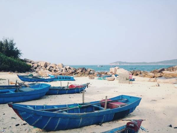 Cù lao Mái nhà được ví như hòn đảo Robinson thuộc xã An Hải, huyện Tuy An, tỉnh Phú Yên. Mặc dù nằm cách đất liền không xa, nhưng chắc chắn đây là điểm tham quan lý thú để khám phá cảnh đẹp hoang sơ ít người biết đến.