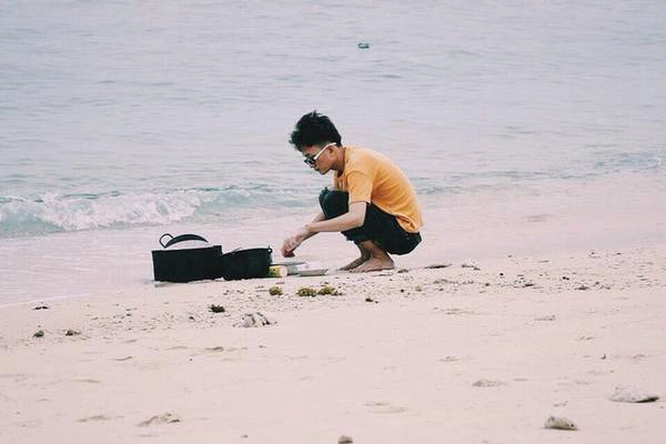 Không có bất cứ dịch vụ du lịch nào trên đảo, không điện, không nhà nghỉ, nước ngọt rất hiếm. Như một thế giới riêng, đến cù lao Mái Nhà bạn thỏa sức nấu nướng, lên thực đơn, lịch trình ngao du. Tuy nhiên, bạn nên chuẩn bị thật kỹ về đồ ăn, thức uống, lều trại, đồ dùng khi tới đây.