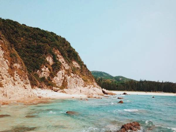 Những bãi đá trải dài, nước biển xanh trong vắt như cuốn hút du khách tới đây.