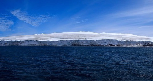 Cách duy nhất để đến hòn đảo Bouvet là di chuyển bằng tàu thám hiểm. Tới đây, bạn sẽ được trải nghiệm sinh tồn trên một trong những vùng đất khắc nghiệt nhất thế giới. Lớp băng và thời tiết trên đảo là các yếu tố giúp nghiên cứu quá trình biến đổi khí hậu trong tương lai. Nơi đây là thiên đường của chim cánh cụt, hải cẩu, cá voi sát thủ, cá voi lưng gù...